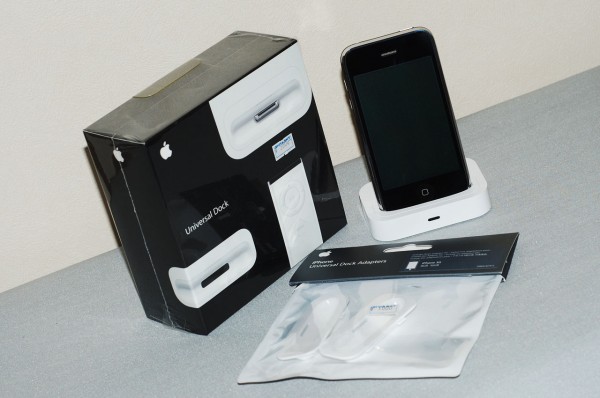 The Apple Universal Dock Versus The iPhone 4 Dock